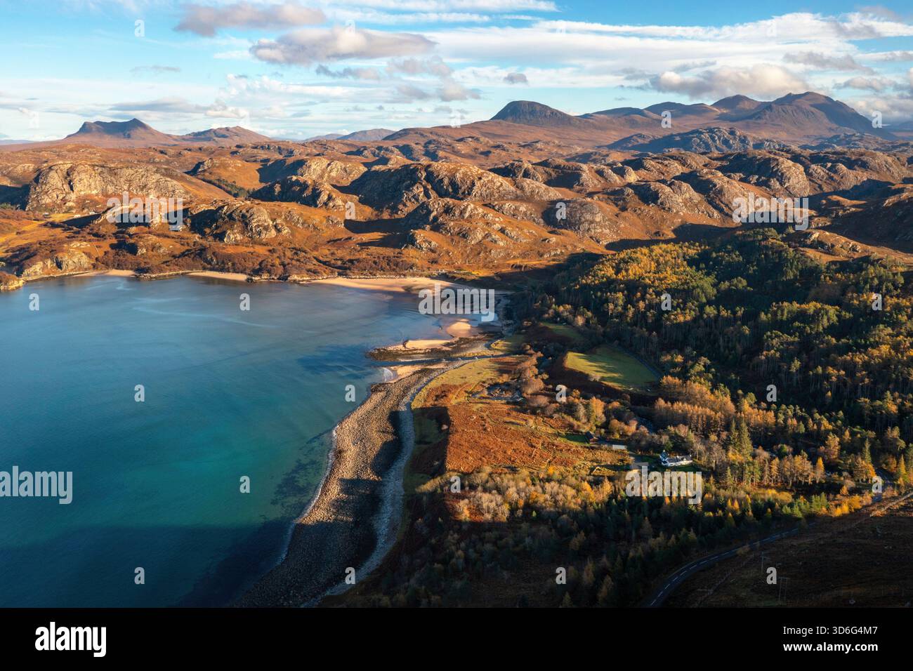 Guardando a nord-est dal punto panoramico sulla A832 Road (NC500), che si affaccia su parte della Gruinard Bay, a nord di Poolewe, in Scozia, e sul mare e la spiaggia. Foto Stock