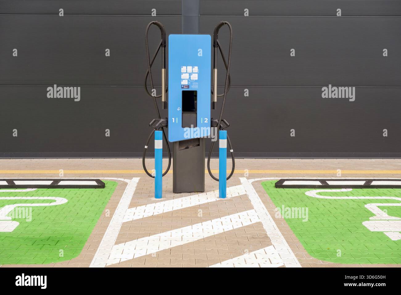 Stazione di ricarica pubblica per veicoli elettrici vuota, vista frontale, due posti vuoti Foto Stock
