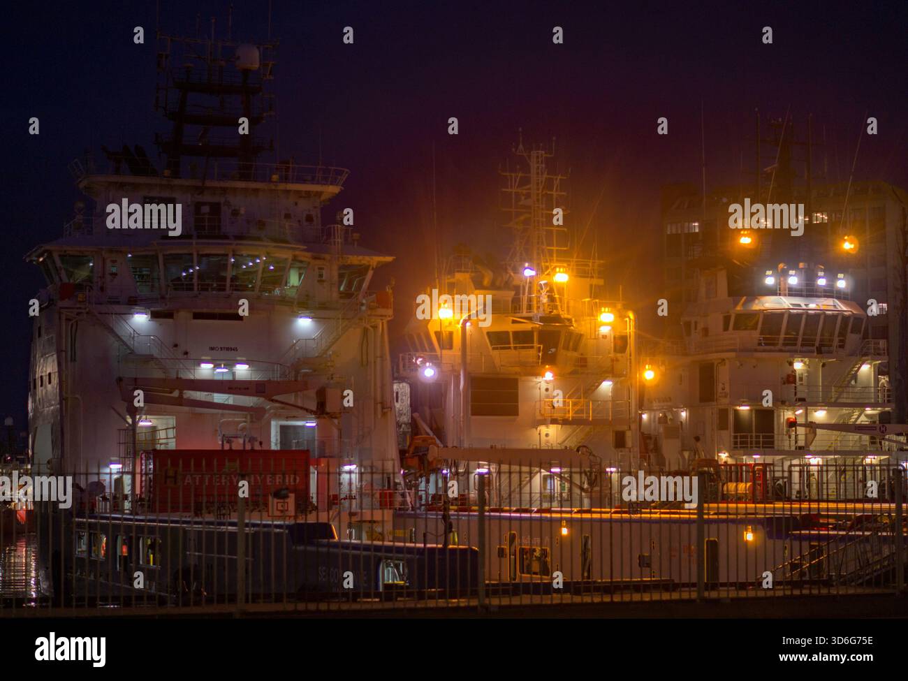 Aberdeen, Scozia – 27 febbraio 2025: Navi di rifornimento off shore, o navi di rifornimento di petrolio di notte nel porto di Aberdeen, pronte a tornare nel Mare del Nord. Foto Stock