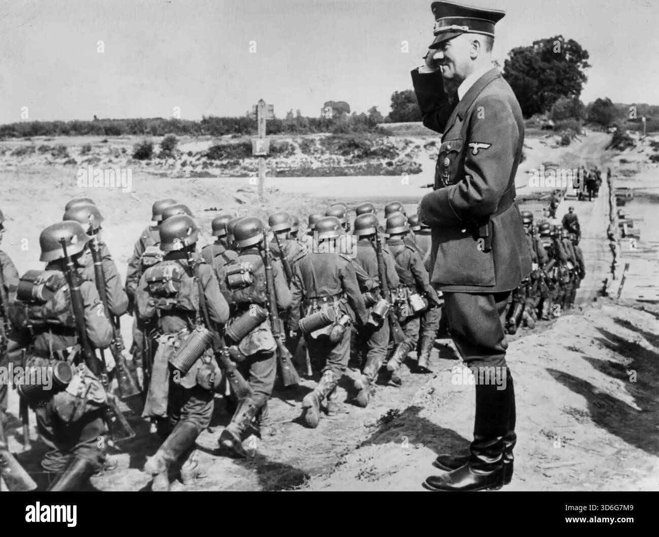 ADOLF HITLER ( 1889-1945) saluta i soldati tedeschi vicino a Lubieszyn, nel sud-est della Polonia, il 15 settembre 1939, a seguito dell'invasione. Foto Stock