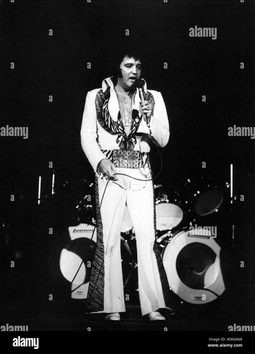 Elvis Presley si esibisce nel giugno 1977 per lo speciale televisivo Elvis in Concert. In seguito sarebbe stato trasmesso dopo la sua morte nell'ottobre 1977 Foto Stock