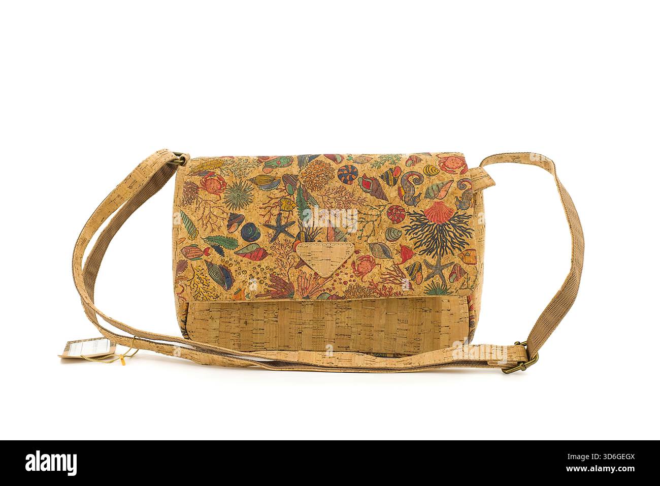 Borsa leggera in sughero con motivi vivaci, catturata su un bianco pulito per presentare il suo materiale naturale e le opere d'arte dettagliate. Foto Stock