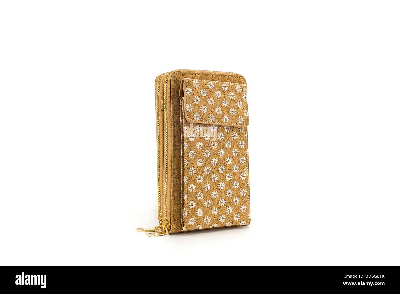 Borsa leggera in sughero con motivi vivaci, catturata su un bianco pulito per presentare il suo materiale naturale e le opere d'arte dettagliate. Foto Stock