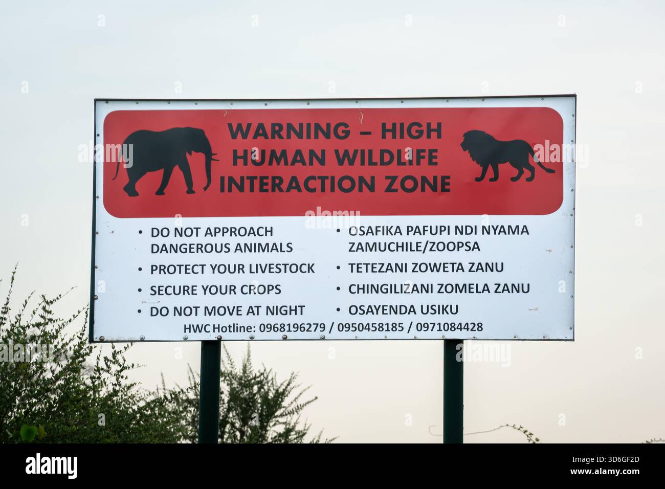 Un segno piuttosto unico che mi sono imbattuto in Zambia, dove il conflitto animale/umano sta ovviamente aumentando. Foto Stock