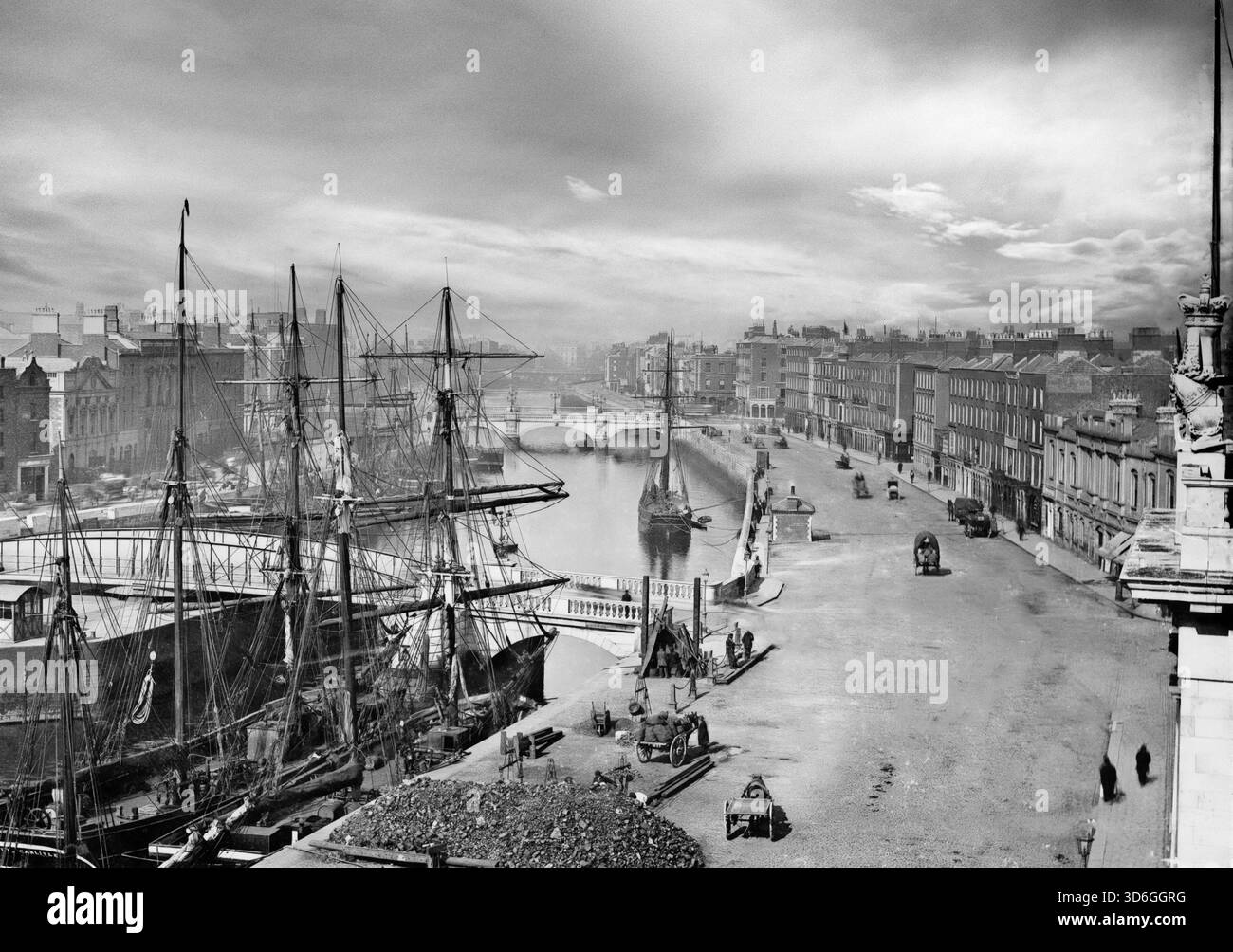 Nave a vela della fine del XIX secolo nel fiume Liffey, scaricando carbone (?) On Inn's Quays, accanto al Four Courts, Dublino, Irlanda Foto Stock
