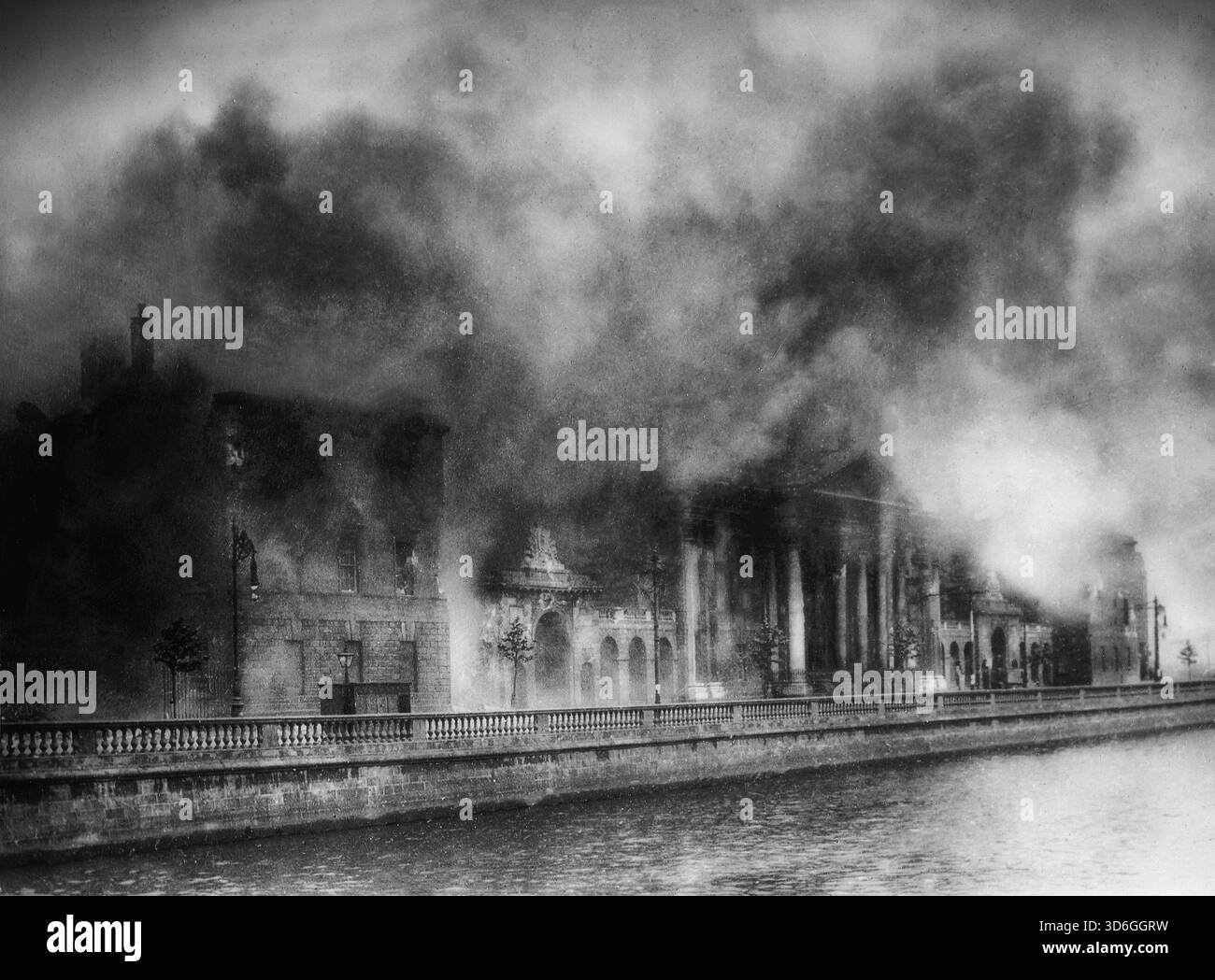 Le quattro Corti di Dublino furono distrutte durante la guerra civile irlandese, in particolare dal giugno 28 al 30 giugno 1922, quando le forze del governo provvisorio bombardarono l'edificio per allontanare i militanti anti anti-trattato dell'IRA che lo avevano occupato. Il bombardamento ha portato a danni significativi, tra cui una catastrofica esplosione che ha distrutto l'Ufficio dei registri pubblici, con la conseguente perdita di molti documenti storici. Foto Stock