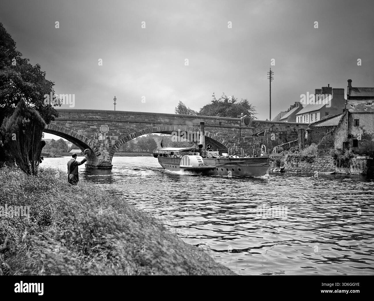 All'inizio del XX secolo un piroscafo passeggeri a pale che passa attraverso il West Bridge sul fiume Ennis a Enniskillen, Contea di Frermanagh, Irlanda del Nord Foto Stock