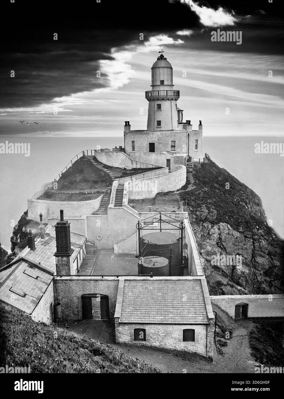 Una prima panoramica del faro di Howth Baily che si affaccia sulla baia di Dublino, in Irlanda. La nuova torre, situata a 41 metri (134 piedi) sul mare, e una casa per il custode furono progettate da George Halpin Senior, ispettore dei lavori della corporazione e completate il 17 marzo 1814. Foto Stock