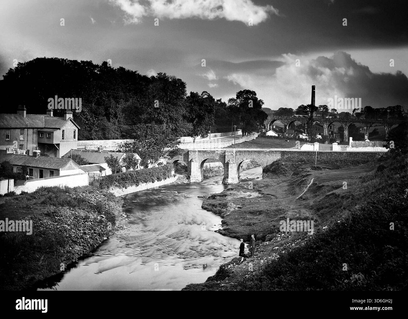 Una vista dei primi anni del XX secolo del fiume Dodder passando attraverso i sobborghi della città di Dublino. Il fiume, lungo 26 chilometri, sorge nelle Wicklow Mountains e passa per i sobborghi di Dublino di Tallaght e poi Firhouse, Templeogue, passa per Rathfarnham, Rathgar, Milltown, Clonskeagh, e Donnybrook, e passa attraverso Ballsbridge e supera Sandymount, prima di entrare nel Liffey vicino a Ringsend, insieme al Canal grande, al molo Grand Canal. Irlanda. Foto Stock
