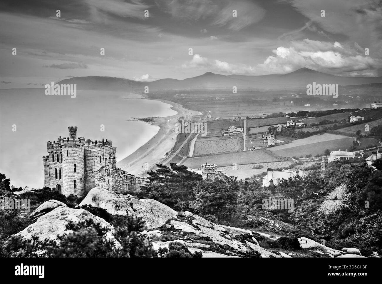 Una vista dei primi anni del XX secolo del Castello Victoria, Killiney, della Contea di Dublino, anche noto come Castello di Ayesha e Castello di Manderlay. Nel 1997, il castello ha attirato l'attenzione della cantante irlandese Enya, meglio conosciuta per la sua eterea musica New-age e ha venduto oltre 80 milioni di album in tutto il mondo. Foto Stock