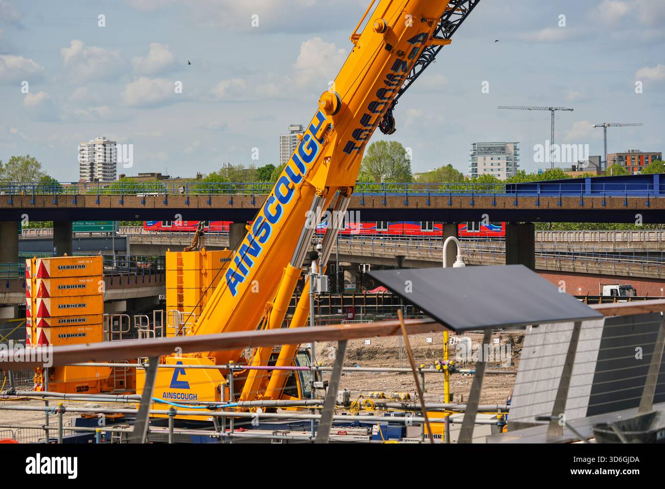 Londra, Regno Unito - 18 maggio 2023: Grande gru da costruzione in cantiere con logo Ainscough. Si tratta di gru e macchinari per l'edilizia hire com Foto Stock
