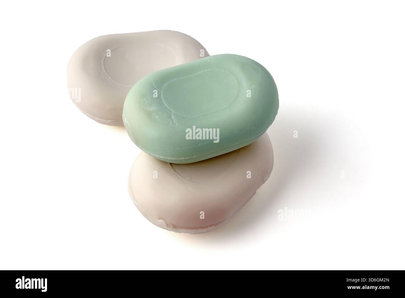 Tre pezzi di sapone profumato bianco e verde isolati su sfondo bianco. Foto Stock