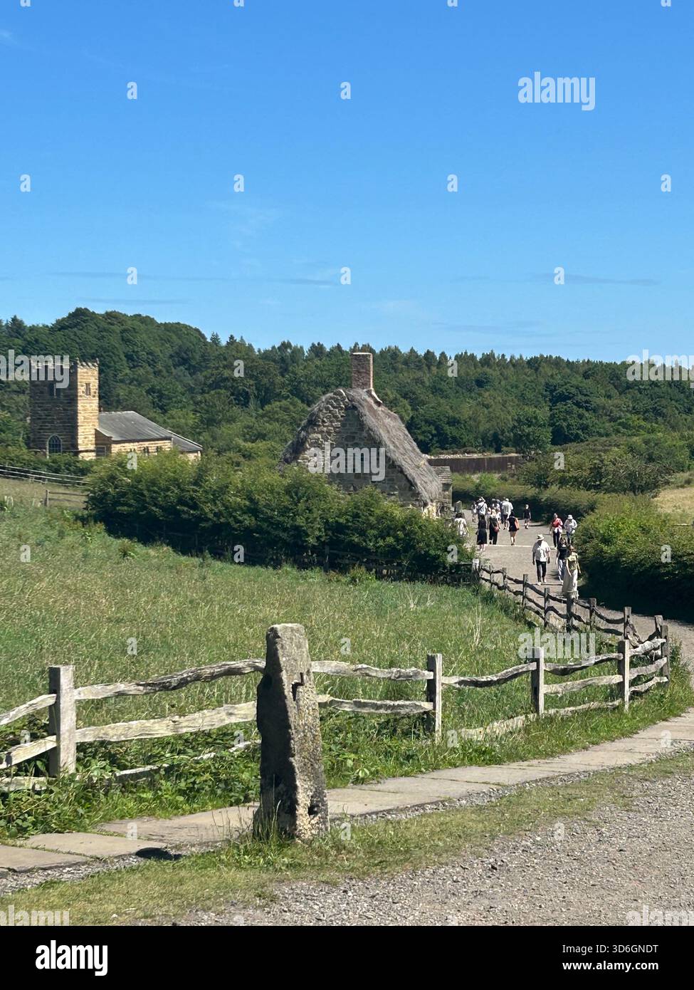 Ammira la passeggiata verso la storica fattoria Pockerley e Waggonway al Beamish Museum in una giornata luminosa e soleggiata. Beamish, Inghilterra - Immagine stock catturata con smartphone