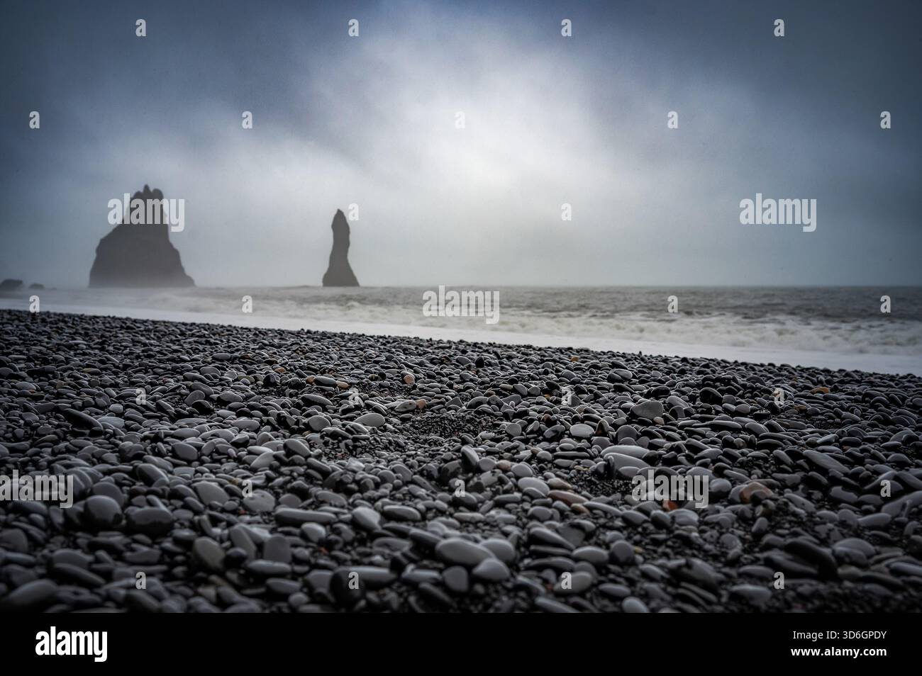 La splendida spiaggia di sabbia nera di Reynisfjara, la spiaggia più pericolosa del mondo, in Islanda Foto Stock