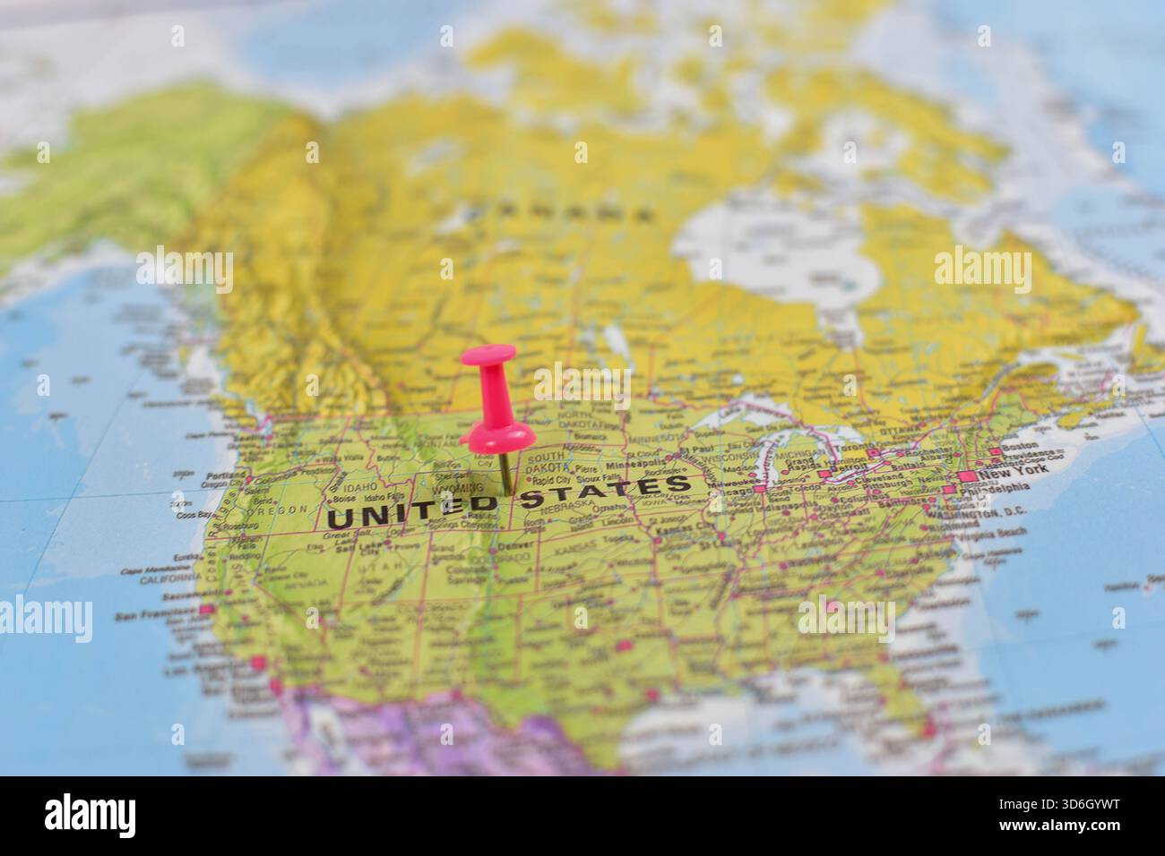 Mappa del Nord America con punzone rosa sul Kansas, che mostra gli stati degli stati Uniti, il Canada a nord e il Messico a sud. Foto Stock