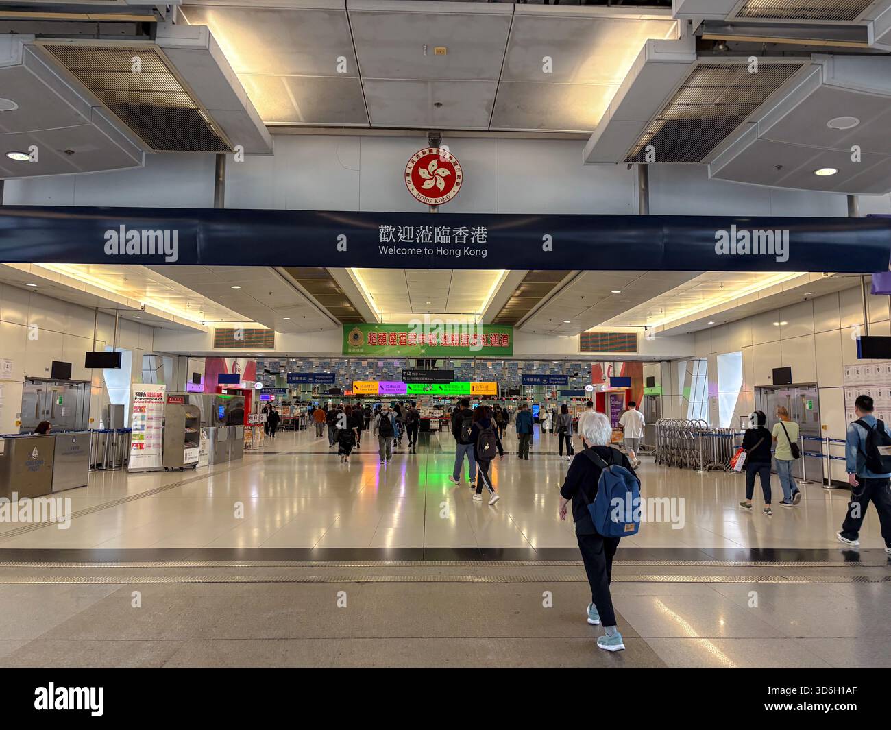 Cartello di benvenuto a Hong Kong esposto in modo prominente alla stazione di Futian Checkpoint, un punto d'ingresso da Shenzhen, Cina, con i viaggiatori di passaggio. Foto Stock