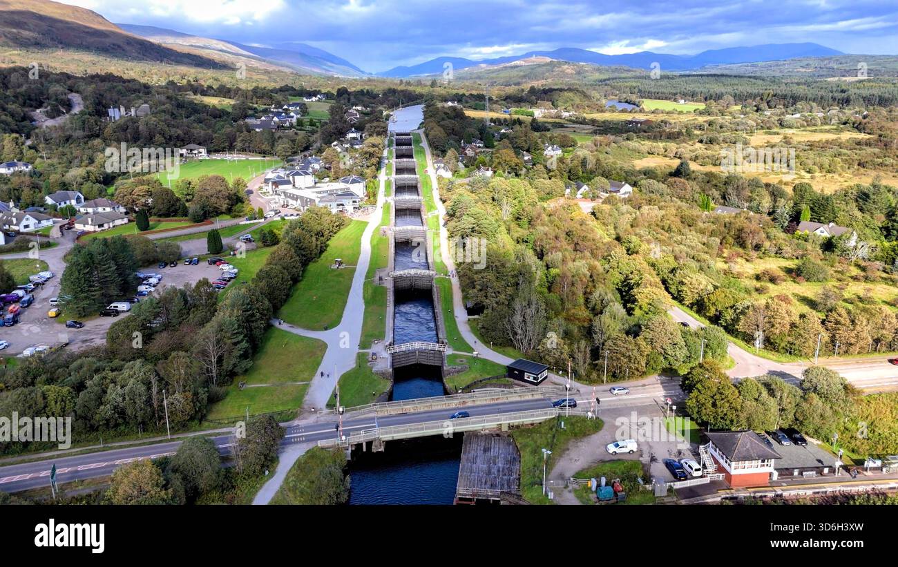 Una luminosa vista aerea estiva della Scala di Nettuno vicino a Fort William, catturando l'impressionante serie di chiuse del canale circondate da un paesaggio verde Foto Stock