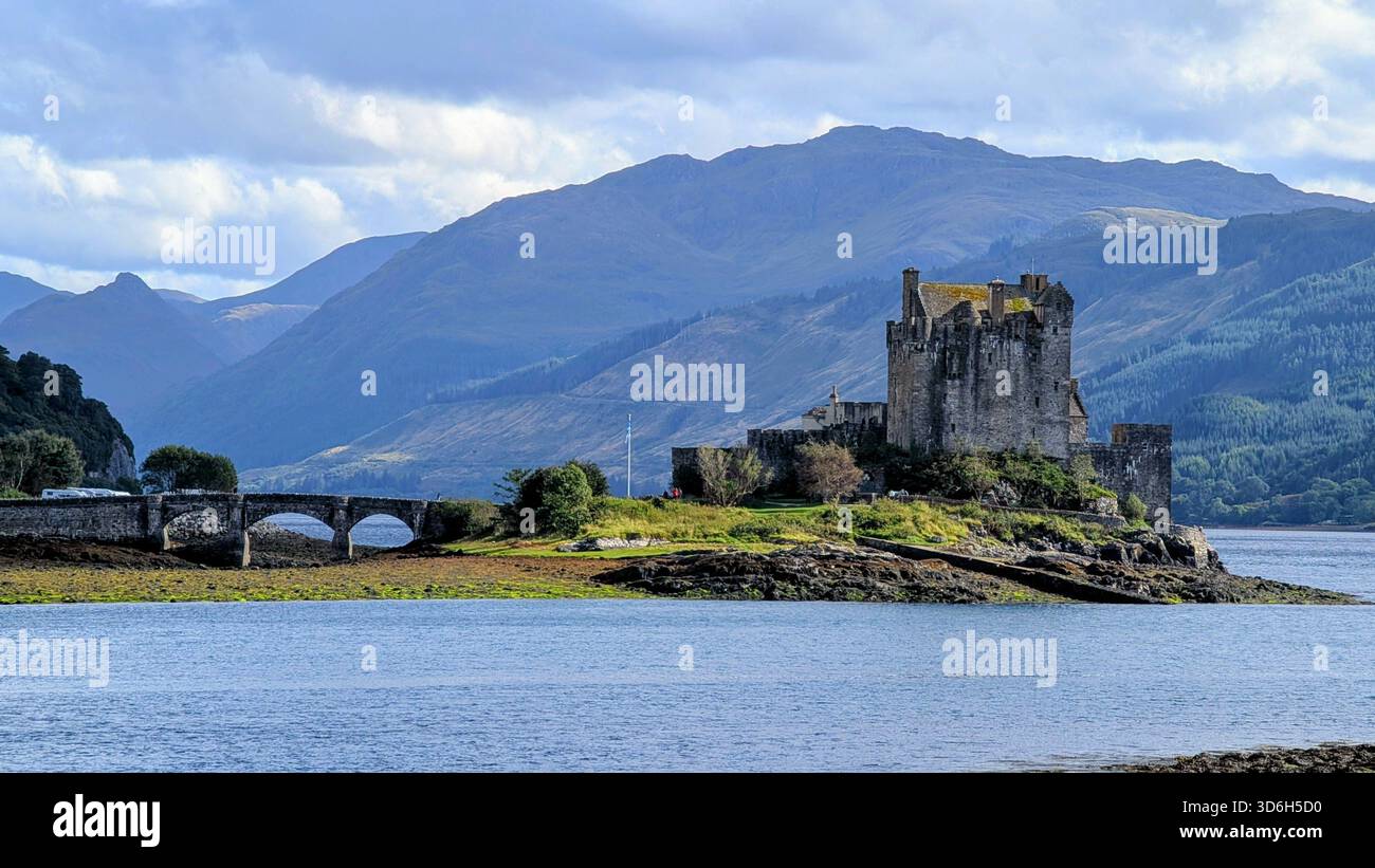 Il castello di Eilean Donan è stato catturato nella sua splendida posizione sulle Highland, dove Loch Duich incontra Loch Alsh, circondato da montagne spettacolari e acque tranquille Foto Stock