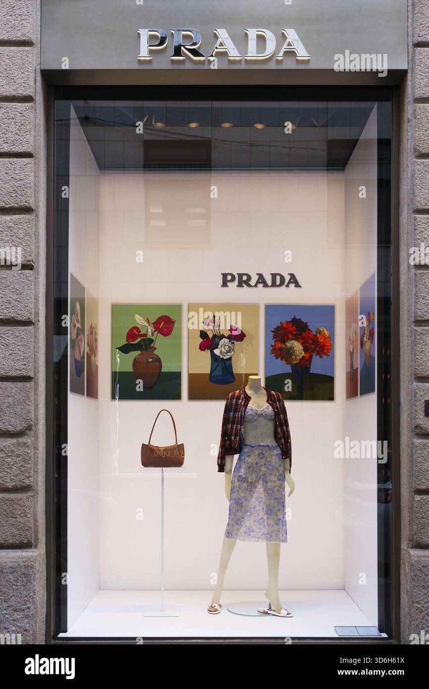 Milano, Italia - 24.04.2024: Esposizione Prada boutique di moda con abito floreale manichino e borsa firmata Foto Stock