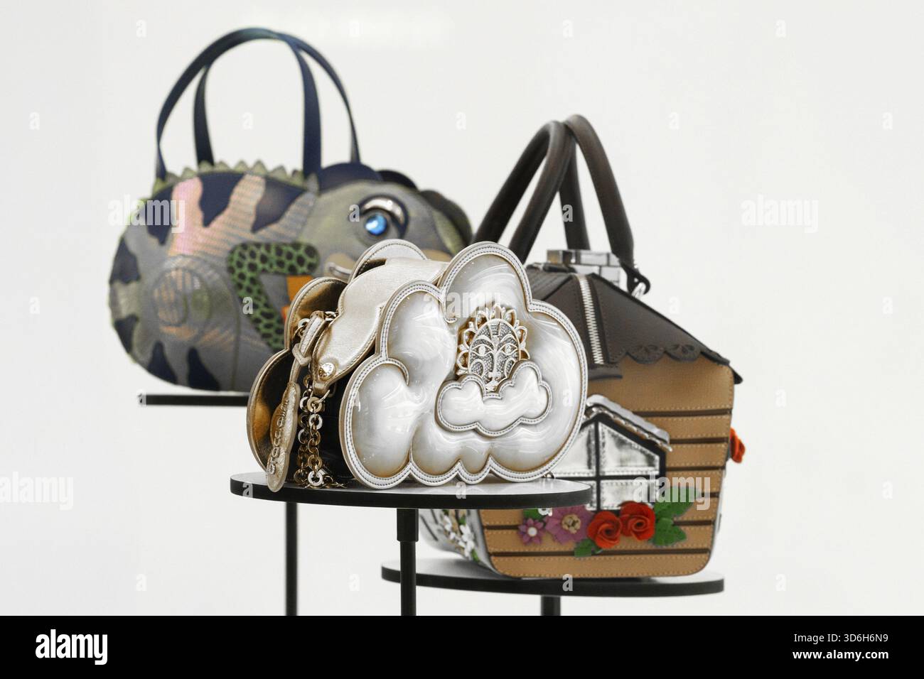 Firenze, Italia - 12.01.2023: Borse creative firmate Braccialini con motivi unici ed elementi artistici che ispirano la moda Foto Stock