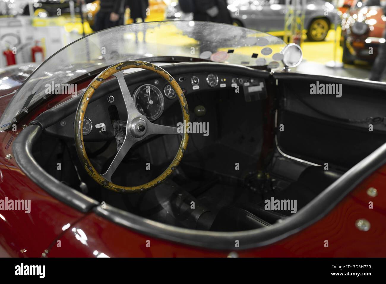 Milano, Italia - 12.11.2022: Interni di auto sportive d'epoca con volante in legno e cruscotto. Milano Autoclassica Foto Stock