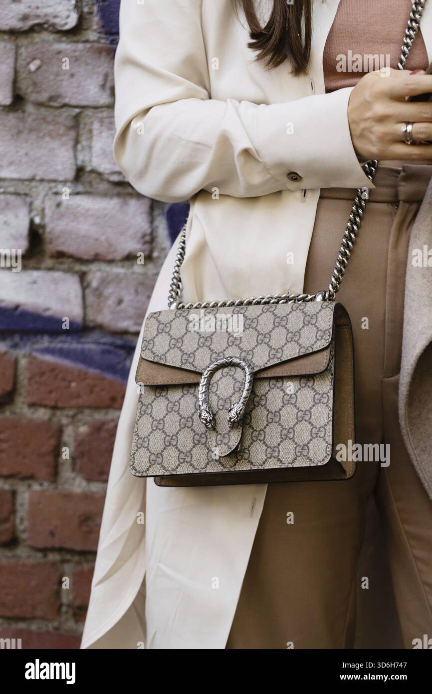 Milano, Italia - 21 settembre 2022: Borsa a tracolla Gucci con stampa monogramma beige e marrone GG, mini bag Dionysus GG Supreme, st Foto Stock