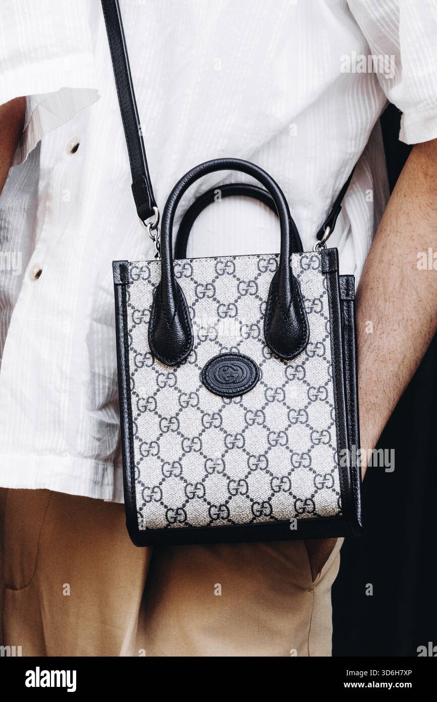 Milano, Italia - 20 giugno 2022: L'uomo indossa la shopping bag Mini GG di Gucci, accessori uomo Street style Foto Stock
