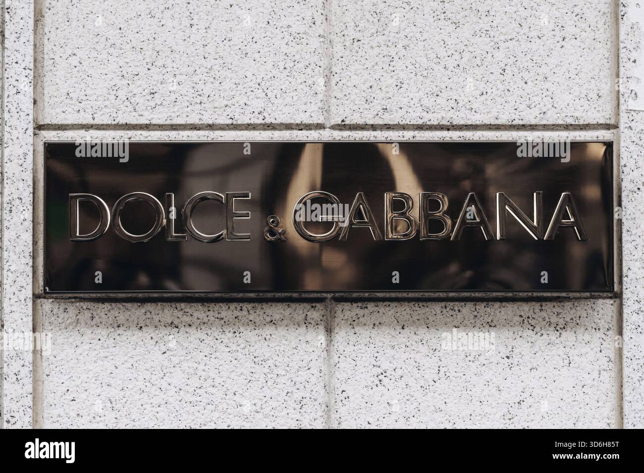 Milano, Italia - 13 novembre 2021: Logo facciata del negozio di abbigliamento femminile Dolce Gabbana. Negozio di lusso Foto Stock
