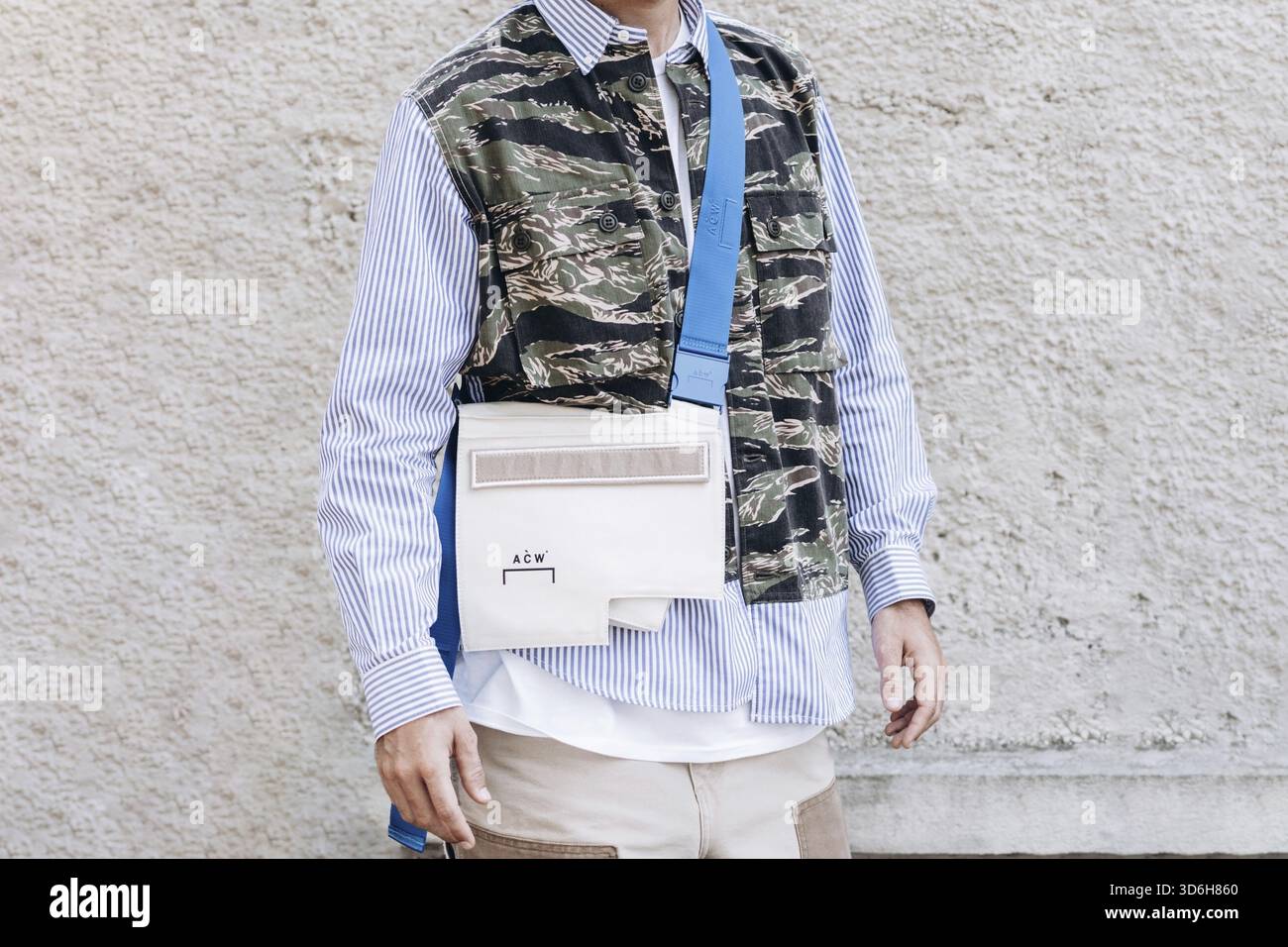 Milano, Italia - 24 settembre 2021: Dettagli di abbigliamento street style, uomo con camicia a righe e cintura militare Foto Stock