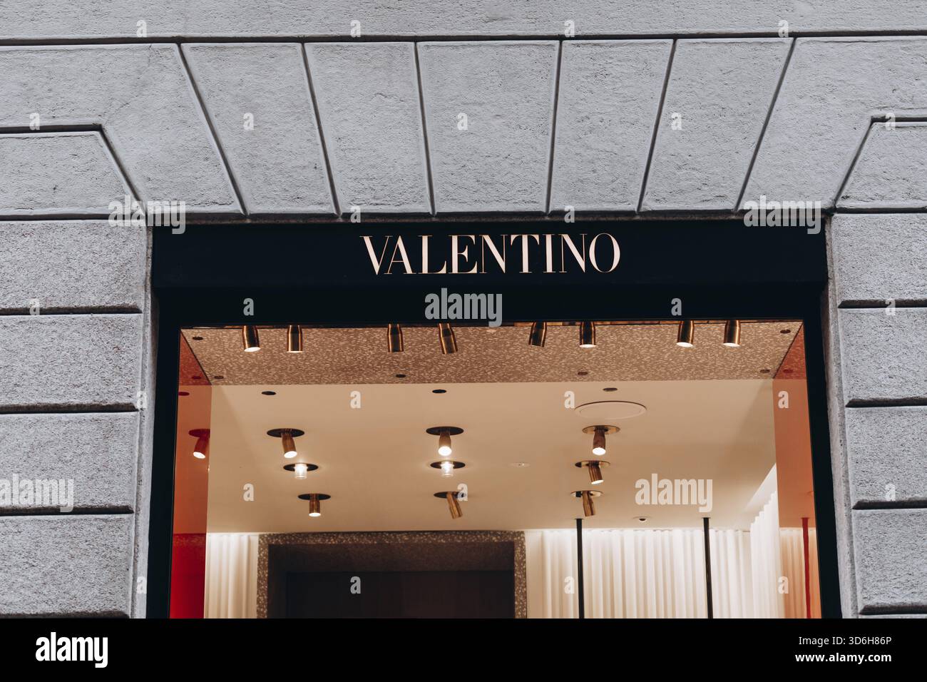 Milano, Italia - 13 novembre 2021: Logo facciata del negozio di abbigliamento donna Maison Valentino. Negozio di lusso Foto Stock