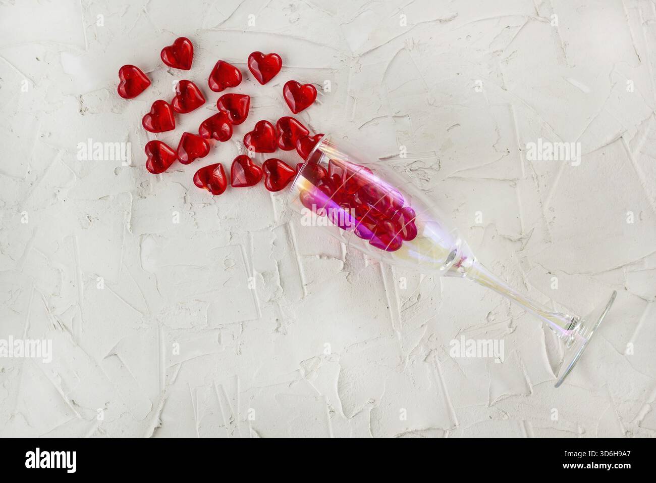 Cibo, calice di champagne con spruzzo di cuore rosso su sfondo bianco. Vista dall'alto, copia spazio. Concetto di San Valentino Foto Stock