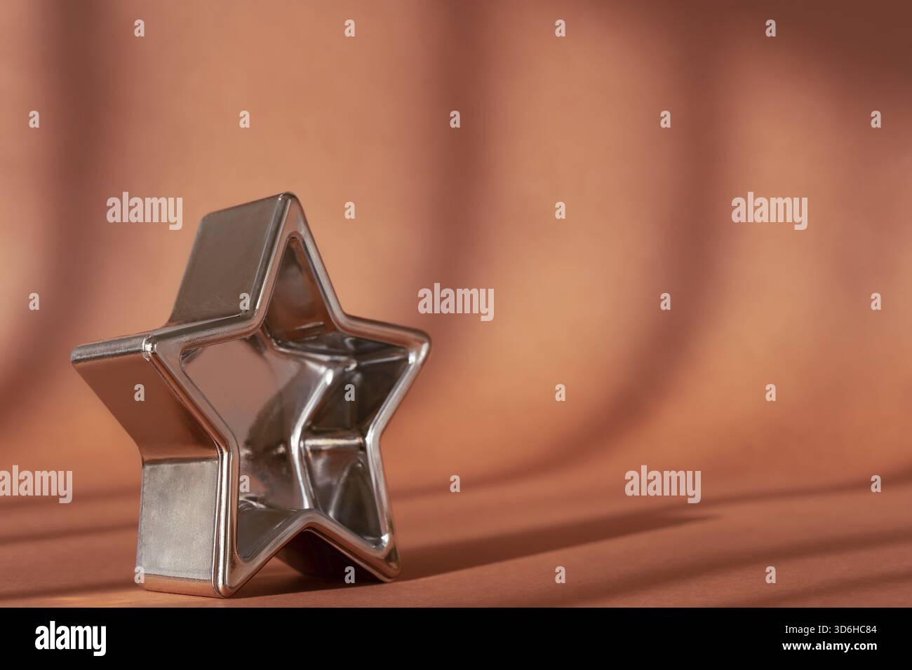 Display minimal moderno per la presentazione dei prodotti, stella dorata su sfondo marrone con ombre. Prodotto cosmetico studio scena, pubblicità mockup Foto Stock