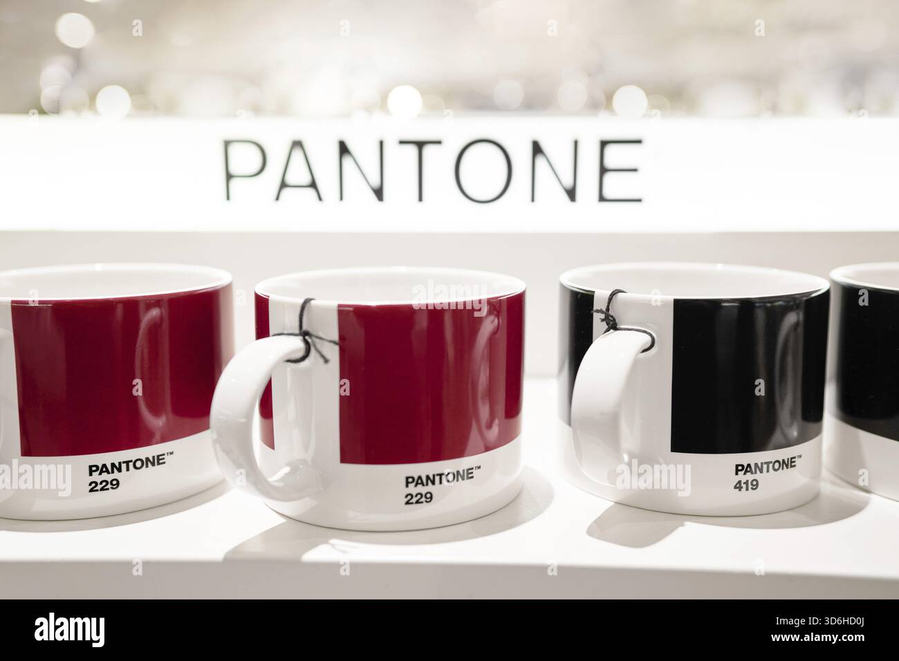 Milano, Italia - 15 dicembre 2020: Tazza Pantone su ripiano bianco. Vista frontale Foto Stock
