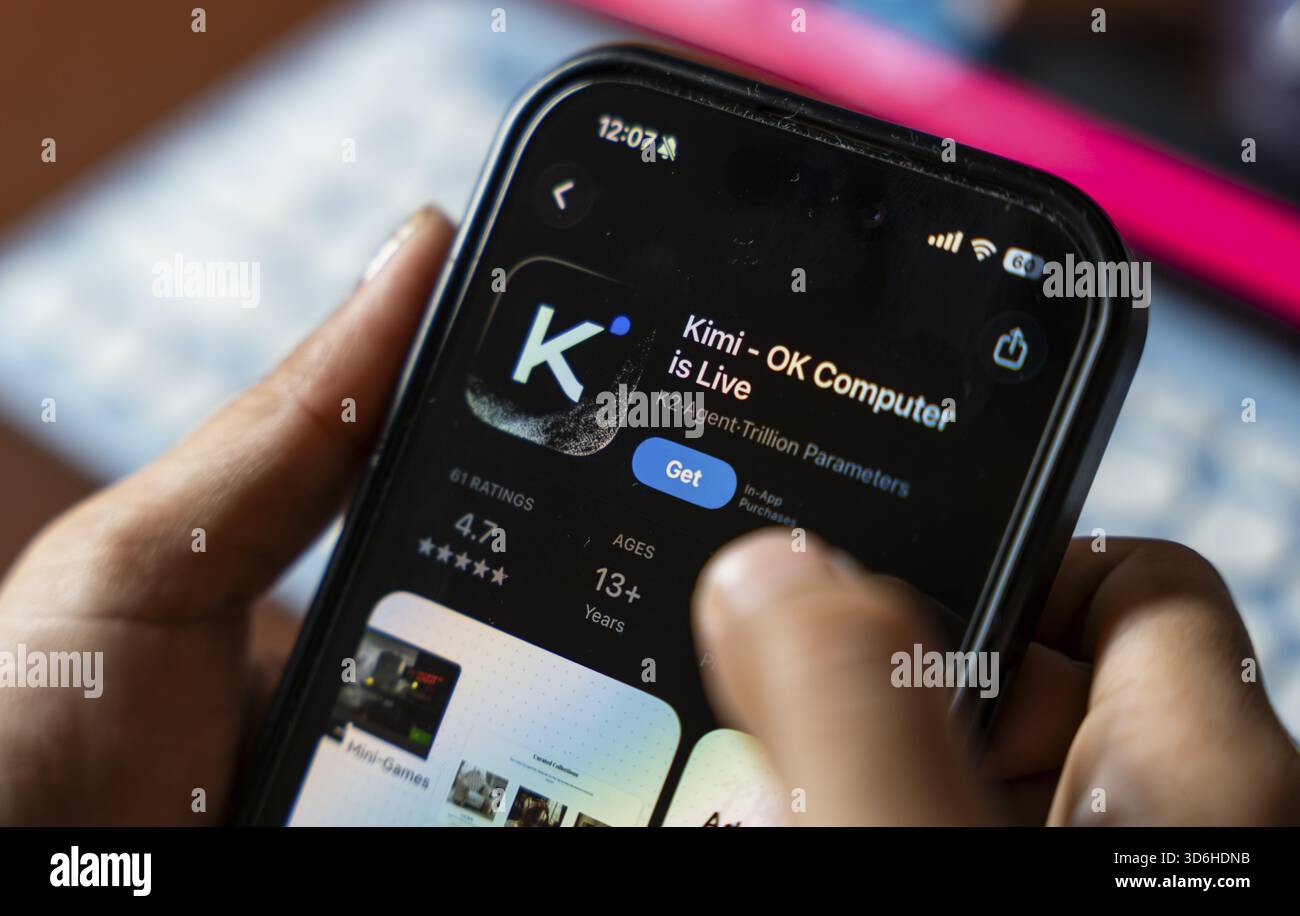 In questa illustrazione fotografica, una persona utilizza il chatbot Kimi ai su uno smartphone, a nuova Delhi, India, il 20 novembre 2025. Kimi ai è un'artificia cinese Foto Stock