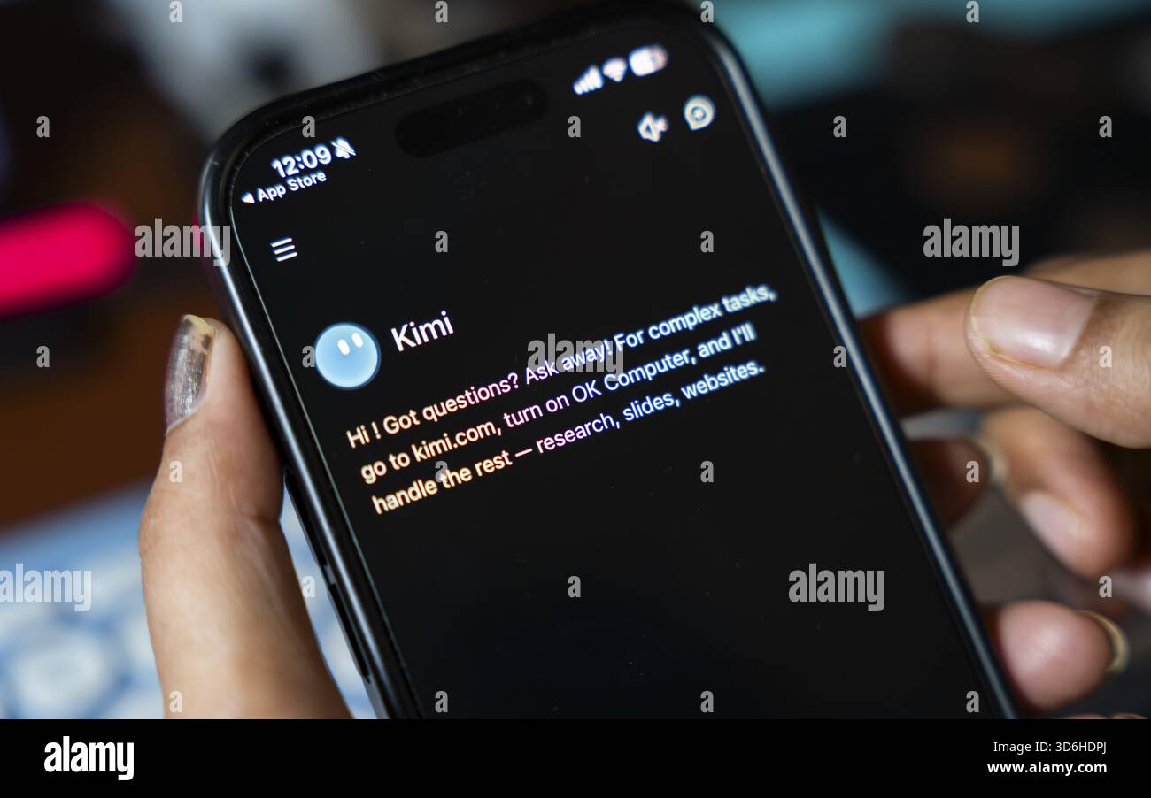 In questa illustrazione fotografica, una persona utilizza il chatbot Kimi ai su uno smartphone, a nuova Delhi, India, il 20 novembre 2025. Kimi ai è un'artificia cinese Foto Stock
