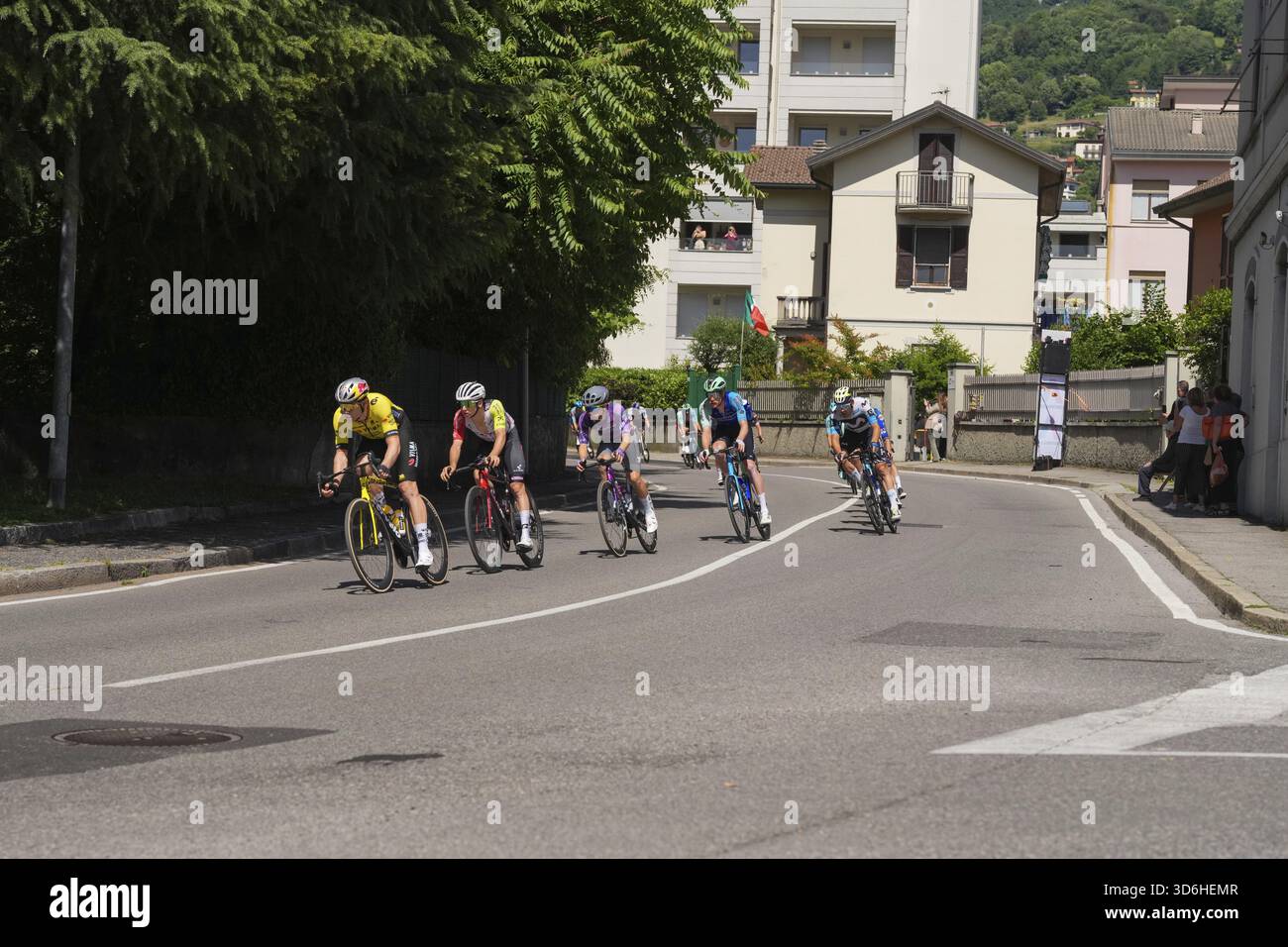 Lecco, Italia - 29.05.2025: Gara ciclistica con atleti professionisti che gareggiano a Lecco durante il giro d'Italia. Il giro d'Italia è un giro annuale a più tappe Foto Stock