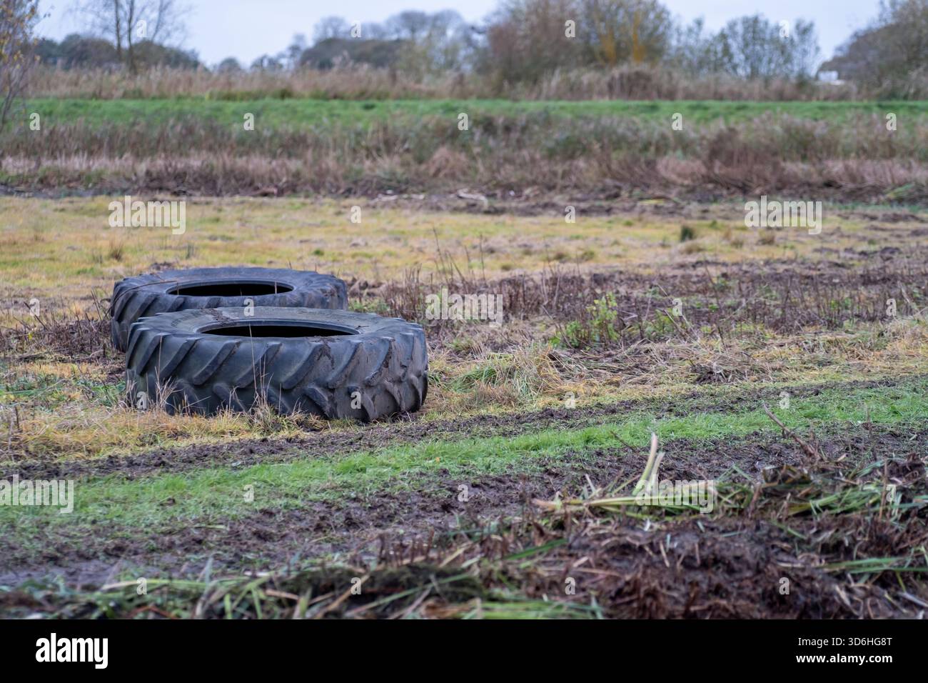 Due pneumatici in gomma lasciati in un campo arabile in campagna Foto Stock