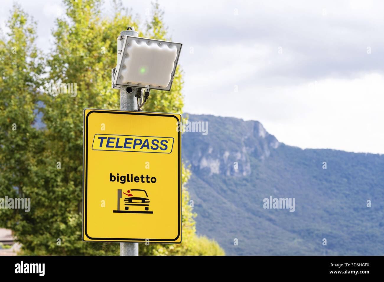Lecco, Italia - 15 agosto 2022: Riscossione elettronica dei pedaggi Telepass. Pagamento con Telepass o carta Foto Stock