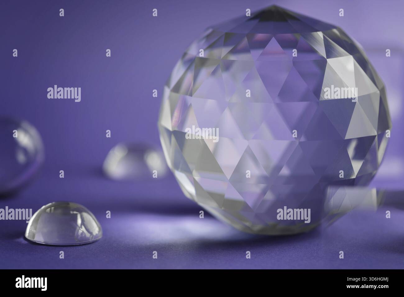 Luce rifrangente a prisma di cristallo, cristalli magici e piramide, sfera e cubo su sfondo viola. Pratica di cristallo di guarigione spirituale. Feng Shui, bravo Foto Stock