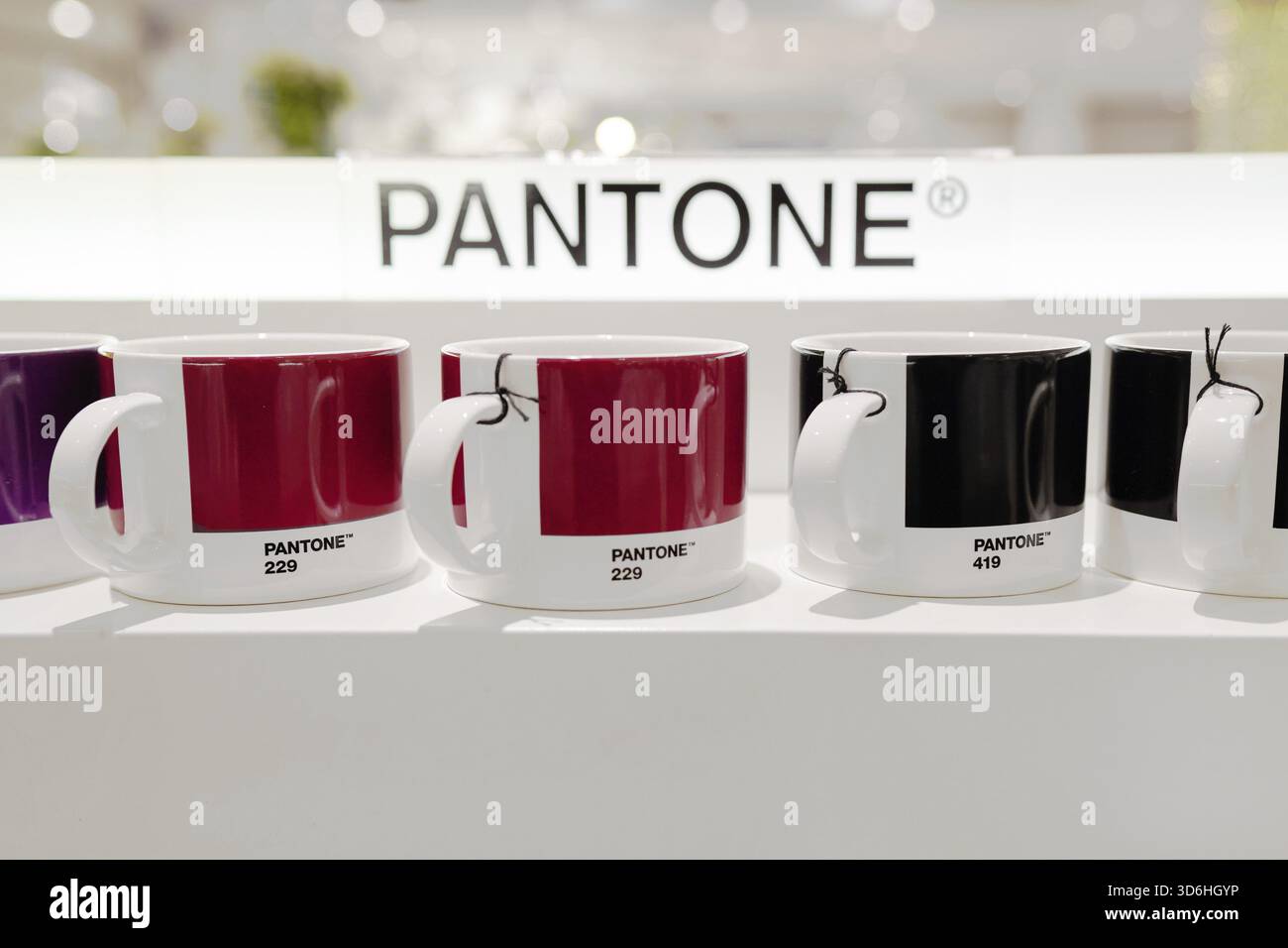 Milano, Italia - 15 dicembre 2020: Tazza Pantone su ripiano bianco. Vista dall'alto Foto Stock