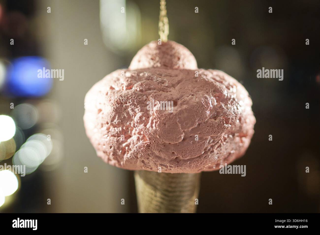 Cono gelato artificiale appeso in esposizione al bar store Venchi a Milano, Italia. Sfondo decorativo cono gelato Foto Stock