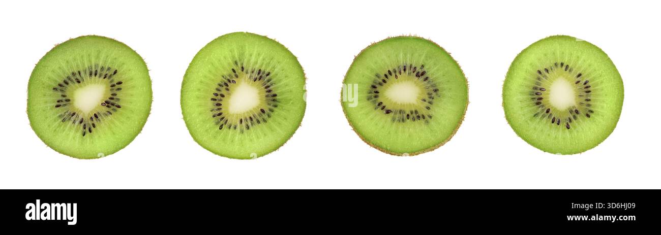 Fetta di kiwi verde isolata su sfondo bianco. Frutta fresca matura e succosa a fette da vicino. Macro, ripresa in studio Foto Stock