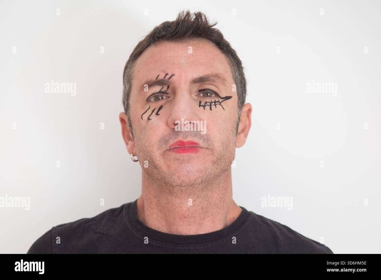Ritratto di quarant'anni con occhi e bocca realizzato per il Carnevale. L'uomo ha quarant'anni e di origine caucasica Foto Stock