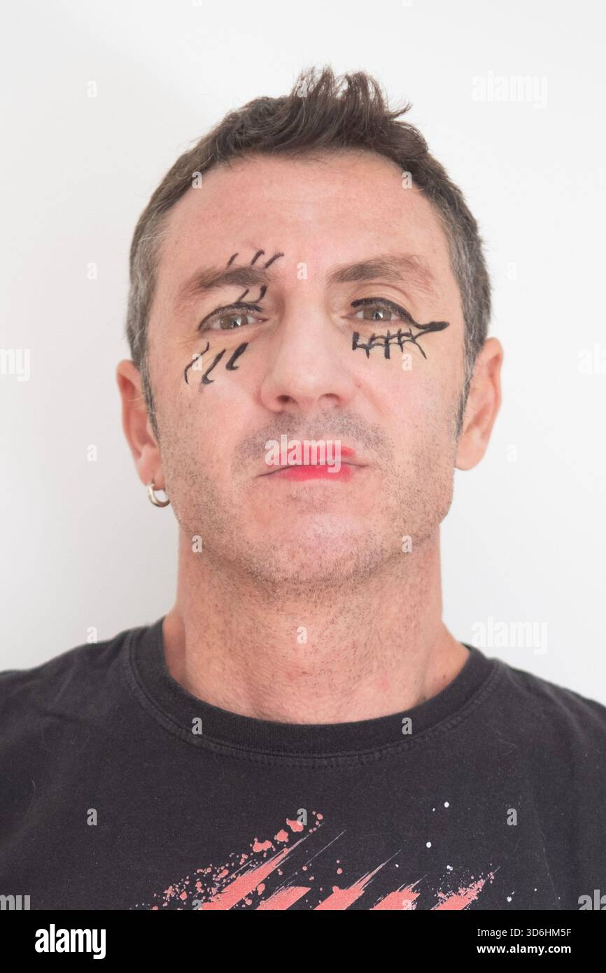 Ritratto di quarant'anni con occhi e bocca realizzato per il Carnevale. L'uomo ha quarant'anni e di origine caucasica Foto Stock