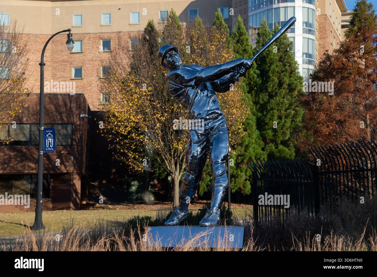ATLANTA, GA - NOVEMBER 15: A general view of the statue of former professional baseball right fielder Hank Aaron on November 15, 2025, on the Hank Aaron Plaza at the Morehouse School of Medicine, in Atlanta, GA. (Photo by Erica Denhoff/Icon Sportswire) (Icon Sportswire via AP Images) Foto Stock
