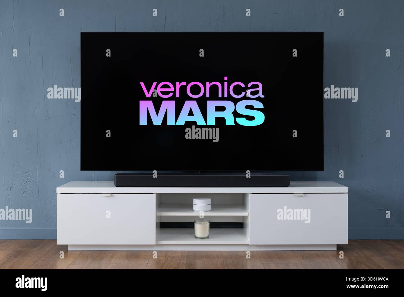 Un televisore OLED widescreen che mostra il logo della serie TV Veronica Mars visto in un salotto contemporaneo. Foto Stock