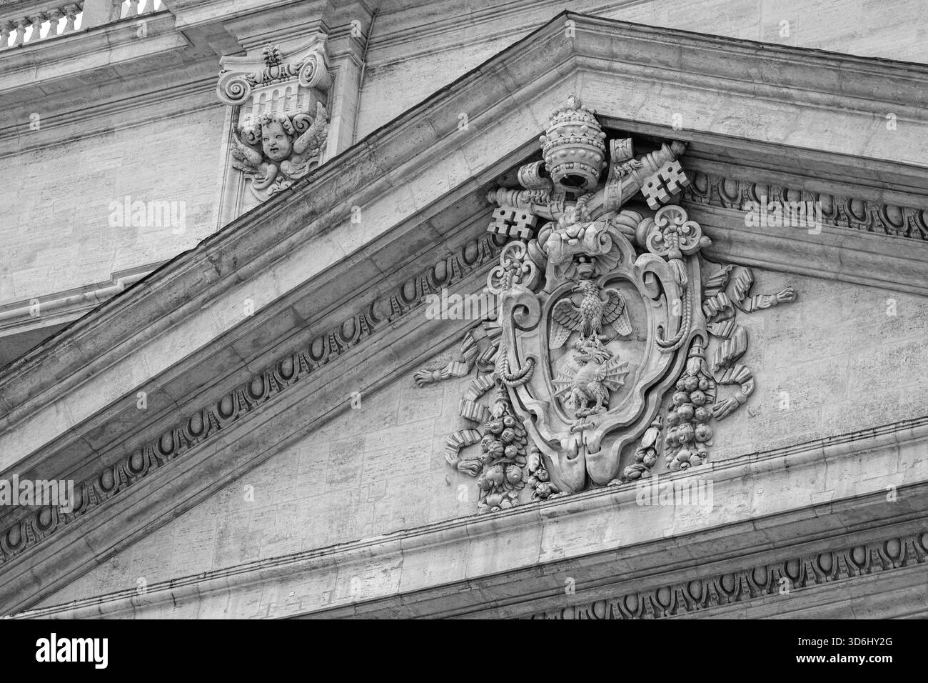 Lo stemma di Papa Paolo V Borghese sul frontone della Basilica di San Pietro a Roma. Foto Stock