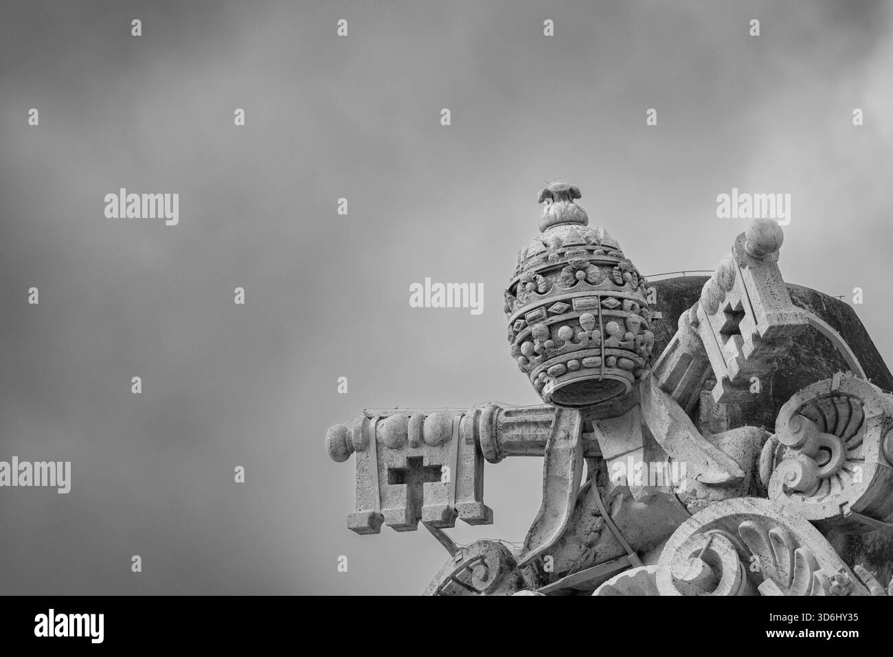 Lo stemma di Papa Alessandro VII, in cima al colonnato della Basilica di San Pietro a Roma. Foto Stock