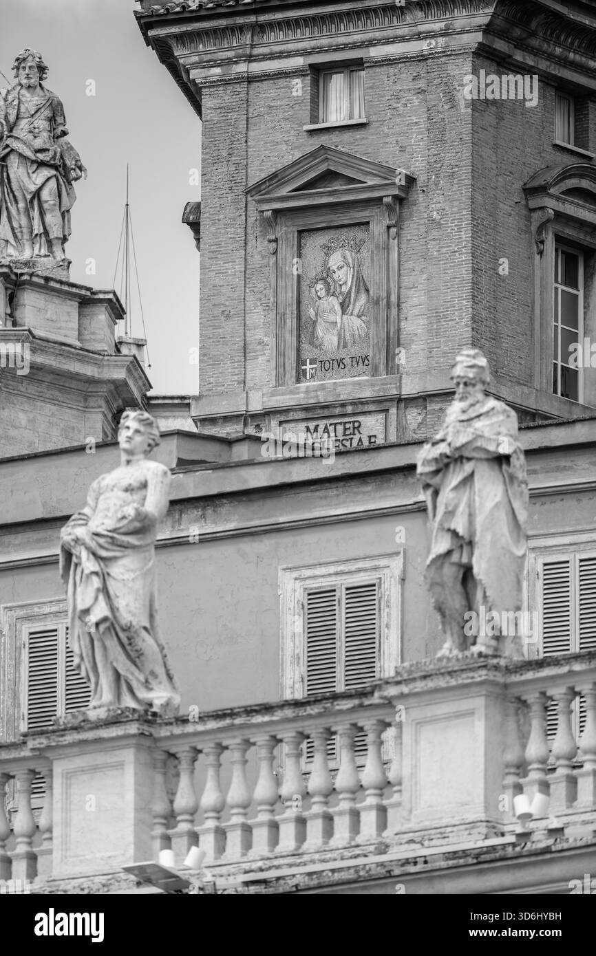Mater Ecclesiae (madre della Chiesa) sulla facciata dell'edificio situato tra il cortile di San Damaso e Piazza San Pietro. Foto Stock