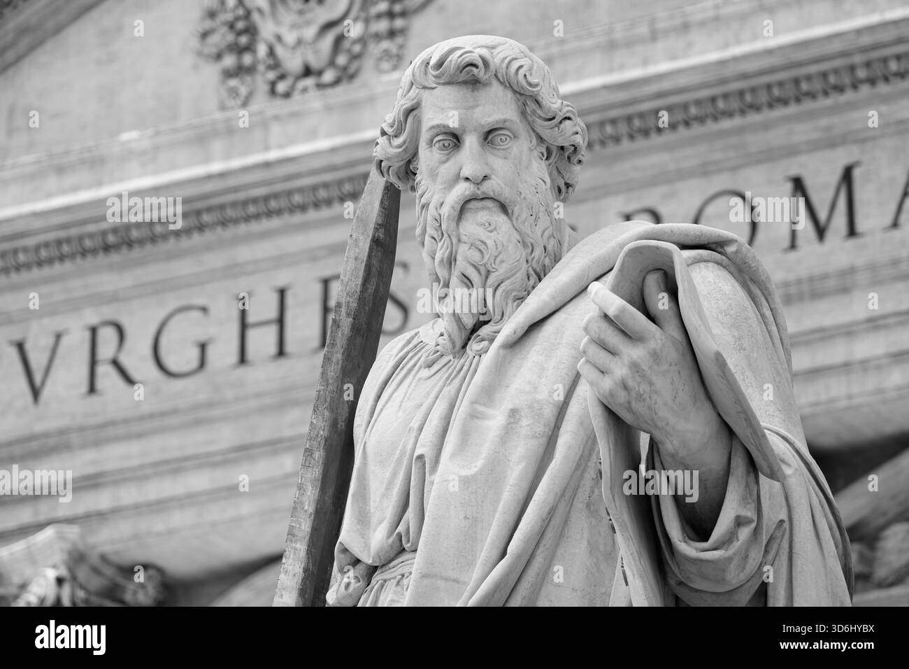 Una statua di San Paolo di fronte alla Basilica di San Pietro in Vaticano. Foto Stock